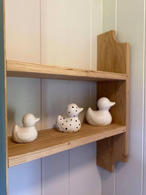 The Black Swan Shepherd Hut Ketton Bagian luar foto