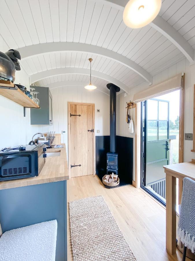 The Black Swan Shepherd Hut Ketton Bagian luar foto